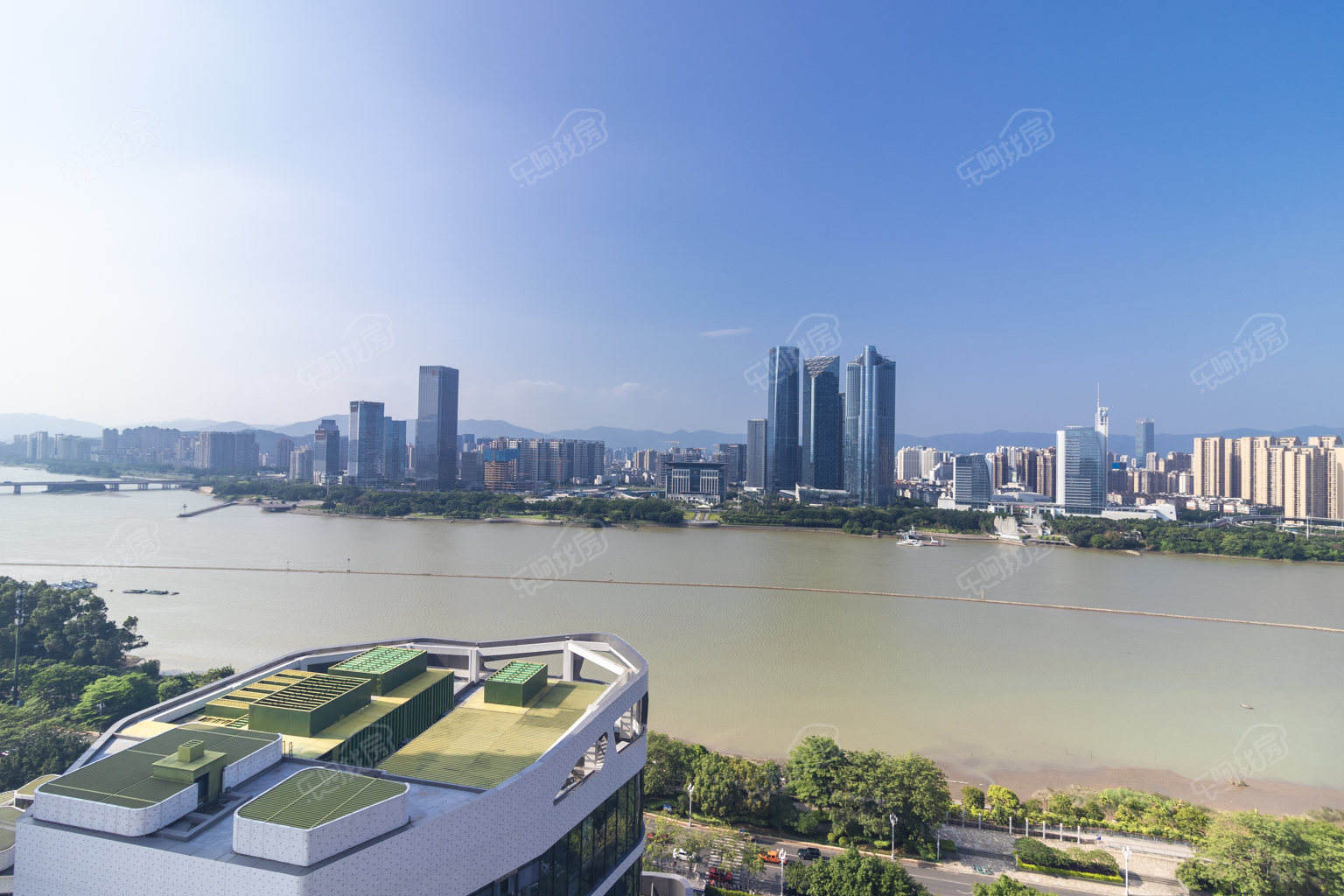 标准四房，端头户型，三面采光，一排江景、高层、视野好